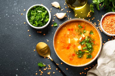 Kırmızı mercimek çorbası, malzemeli geleneksel Arap yemeği. Siyah üzerine yatıyordu..