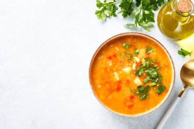 Mercimek çorbası. Kırmızı mercimek çorbası, geleneksel Orta Doğu yemeği. Üst görünüm.