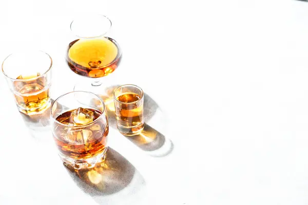 Erős Alkohol Ital Konyak Whisky Rum Tequila Fehér Alapon Jogdíjmentes Stock Képek