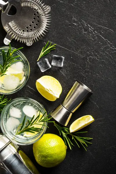 Gin Tonic Alkoholcocktail Med Gin Tonic Isbitar Lime Och Rosmarin — Stockfoto