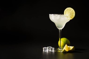 Margarita, limonlu alkollü kokteyl, gümüş tekila, buz küpleri ve tuz..