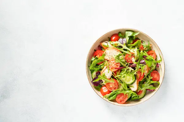 焼いた鶏乳 新鮮なサラダの葉 野菜を添えたグリーンサラダ ホワイトバックのトップビュー ストック写真