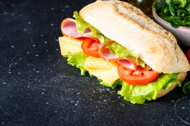 Marul, peynir, domates ve jambonlu sandviç. Sağlıklı fast food, kahvaltı ya da öğle yemeği. Kapat..