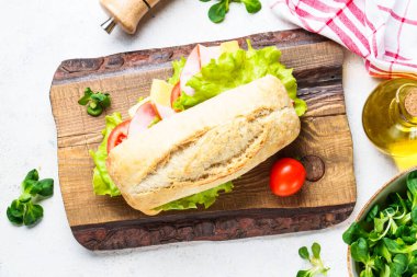 Marul, peynir, domates ve jambonlu Ciabatta sandviçi. Fast food, aperatif veya öğle yemeği.