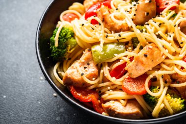 Tavuklu Asya eriştesi ve susamlı sebze. Kapat..