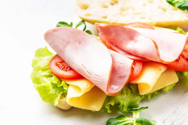 レタス チーズ トマト ハムのサンドイッチ 健康的なファーストフードやスナック クローズアップ — ストック写真