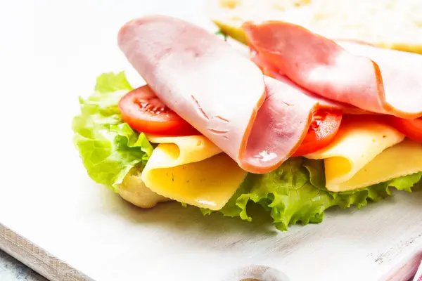 レタス チーズ トマト ハムのサンドイッチ 健康的なファーストフードやスナック クローズアップ ストック写真