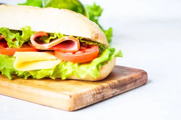 Sandwich Ciabatta Con Lechuga Queso Tomate Jamón Snack Comida Rápida Fotos De Stock Sin Royalties Gratis