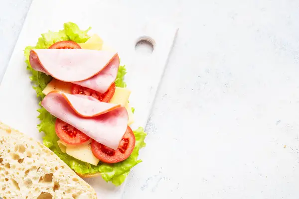 Sandwich Con Lechuga Queso Tomate Jamón Comida Rápida Saludable Merienda Imagen De Stock