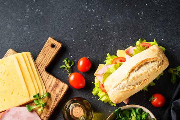 Sandwich Ciabatta Con Lechuga Queso Tomate Jamón Sobre Mesa Cocina Imagen de stock