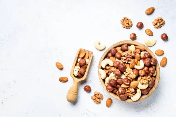 Kacang Bermacam Macam Latar Belakang Putih Almond Hazelnut Mete Dalam Stok Lukisan  