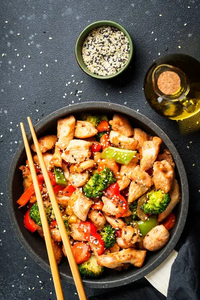 Pollo Fríe Con Verduras Sésamo Fondo Negro Cocina Tradicional Asiática Fotos de stock