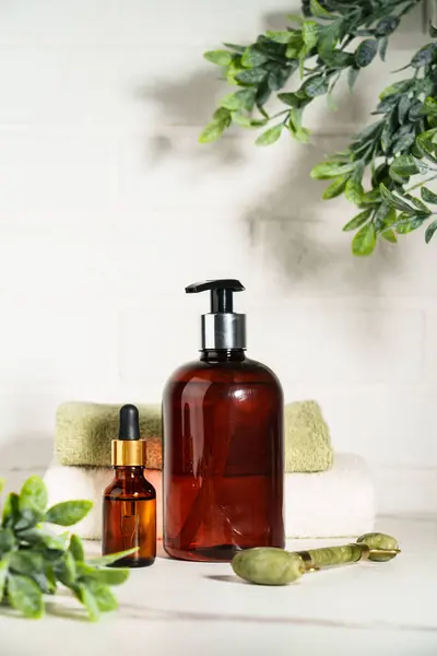 Schönheitsprodukte Badezimmer Auf Weißem Hintergrund Seife Serumflasche Jadewalze Hautpflege Stockbild