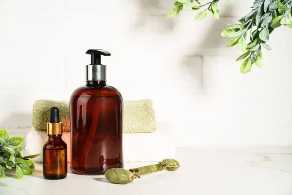 Schönheitsprodukte Badezimmer Auf Weißem Hintergrund Seife Serumflasche Jadewalze Hautpflege lizenzfreie Stockfotos