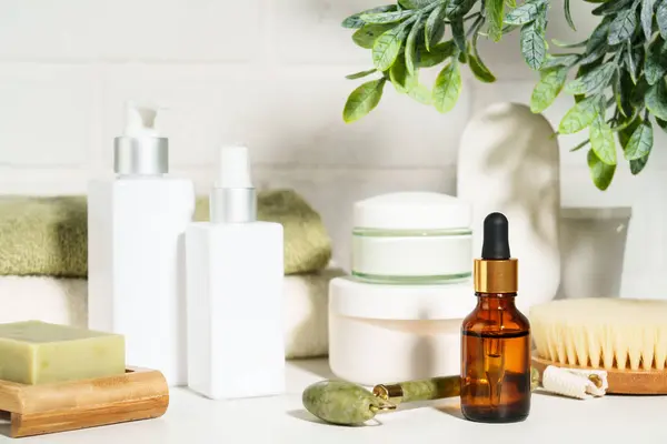 Přírodní Kosmetické Výrobky Kosmetický Výrobek Koupelně Bílém Pozadí Stock Obrázky