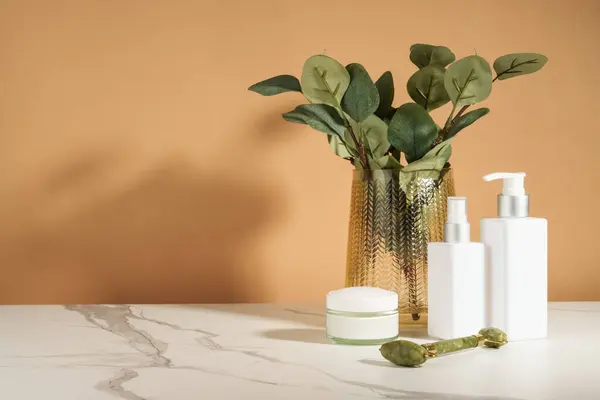 Badezimmer Mit Schönheitsprodukten Naturkosmetik Handtücher Und Vase Mit Blumen Stockbild