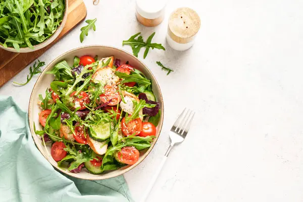 Comida Saudável Salada Verde Com Peito Frango Assado Folhas Salada — Fotografia de Stock