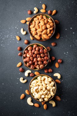 Siyah arka planda fındık çeşitleri. Üst görünüm.