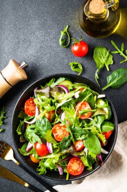 Salata yapraklı yeşil salata ve siyah arka planda sebze. Kopyalama alanı olan üst görünüm.