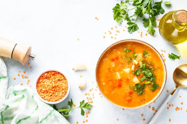 Mercimek çorbası. Kırmızı mercimek çorbası, geleneksel Orta Doğu yemeği. Üst görünüm.