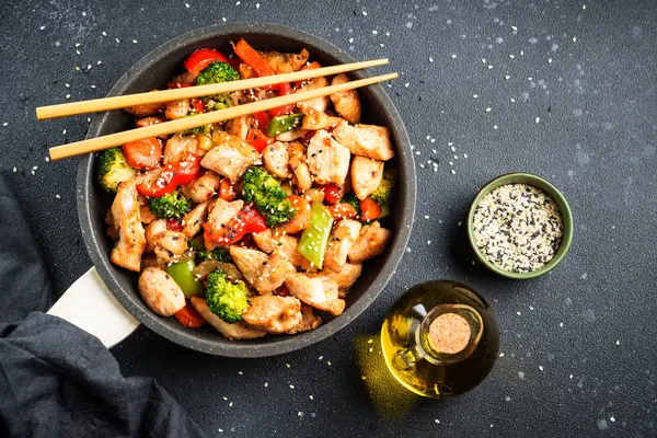Stir Fry Chicken Vegetables Sesame Black Background Asian Cuisine Top — Stock Photo, Image