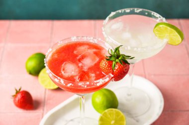 Renkli tekila ve limonlu klasik ve çilekli margarita..