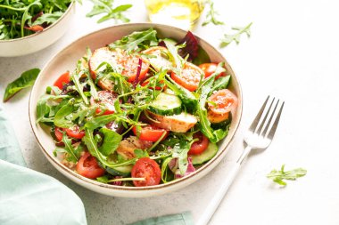 Fırında tavuk göğsü, taze salata yaprakları ve sebzeli yeşil salata..