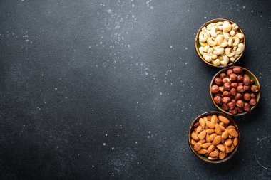 Siyah arka planda fındık çeşitleri. Üst görünüm.