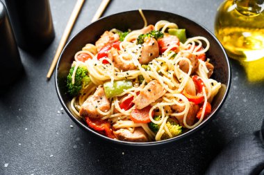 Tavuk kızartması, sebze ve tavada susam. Geleneksel Asya mutfağı.