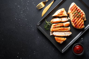 Izgara et. Siyah arka planda tavuk bifteği. Kopyalama alanı olan üst görünüm.