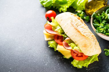 Peynirli sandviç, domates ve jambon..