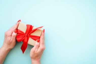 Boks günü, Noel hediyesi. Bir kadın Noel hediyesi veriyor. En üst görüntü.