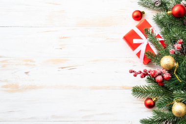 Noel hediyesi kutusu ve beyaz arka planda Noel süslemeleri. Dizayn için alanı olan düz resim.