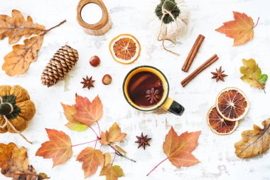 Arka planda kal. Sonbahar çayı, baharatlar, portakal yaprakları ve ev dekoru. Kopyalama alanı olan düz.