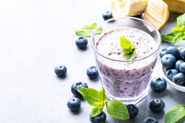 Taze yaban mersini ve muzlu buzlu içecek ya da milkshake. Sağlıklı beslenme atıştırması.