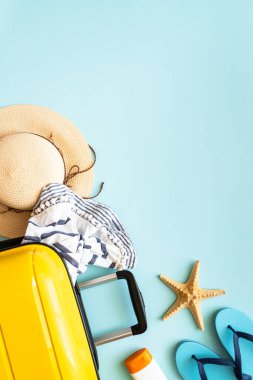 Seyahat geçmişi, yaz tatilleri. Çanta, pasaportlar, şapka ve mavi arka planda yaz örtüsü. Kopyalama alanı olan düz resim.