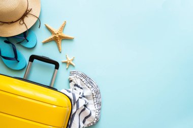 Çanta, pasaportlar, şapka ve mavi arka planda yaz örtüsü. İyi tatiller, seyahat konsepti. Düz görünüm.