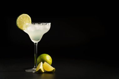 Margarita, limonlu alkollü kokteyl, gümüş tekila, buz küpleri ve tuz..