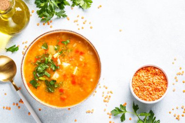 Kırmızı mercimek çorbası, beyaz arka planda geleneksel orta doğu yemeği. Tasarım için alanı olan üst görünüm.