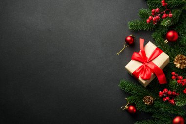 Noel hediyesi olarak siyah üzerine noel süslemeleri ve fotokopi alanı. Tasarımınız için Siyah Noel düz arka plan.