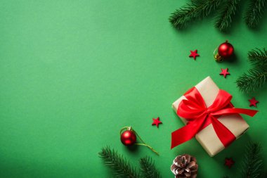 Yeşile noel hediyesi. Tatil dekorasyonları düzdü.