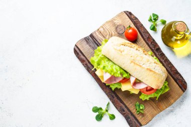 Marul, peynir, domates ve jambonlu Ciabatta sandviçi. Fast food, aperatif veya öğle yemeği.
