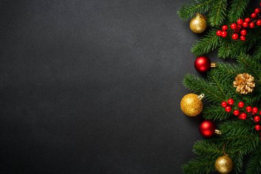 Siyah Noel arkaplanı dümdüz uzanıyordu. Noel ağacı ve Noel süslemeleri.