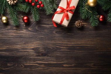 Noel hediyeleri ve tahta arka planda tatil süslemeleri. Düz görünüm.