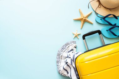 Seyahat geçmişi, yaz tatilleri. Çanta, pasaportlar, şapka ve mavi arka planda yaz örtüsü. Kopyalama alanı olan düz resim.