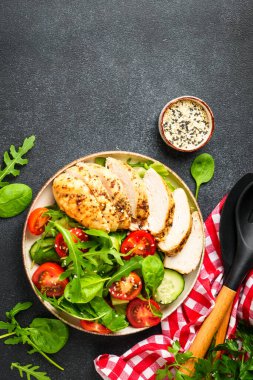 Siyah masada ızgara et ve sebzeli tavuk salatası. Kopyalama alanı olan üst görünüm.