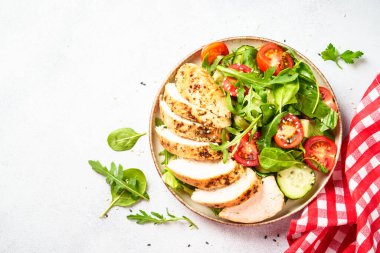 Siyah masada ızgara et ve sebzeli tavuk salatası. Kopyalama alanı olan üst görünüm.