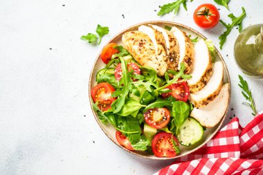Siyah masada ızgara et ve sebzeli tavuk salatası. Kopyalama alanı olan üst görünüm.