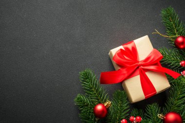 Noel hediyesi olarak siyah üzerine noel süslemeleri ve fotokopi alanı. Tasarımınız için Siyah Noel düz arka plan.