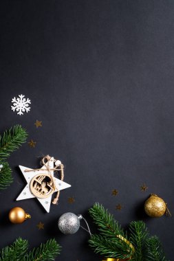 Noel tebrik kartı. Beyaz ve altın renkli tatil süslemeleri olan bir Noel arkaplanı. Kopyalama alanı olan düz.